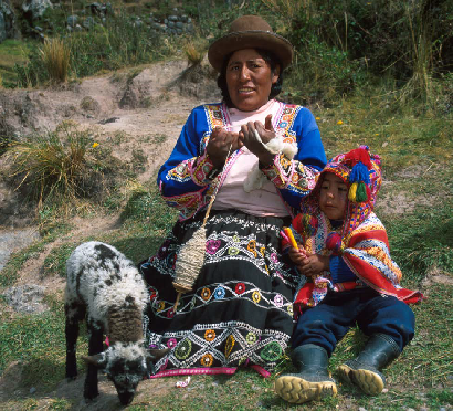 Perù, regione di Cusco, mamma con bimba lavora la lana