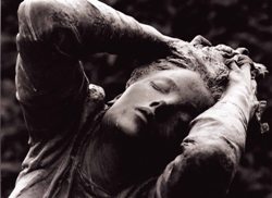 Statua raffigurante una donna sofferente
