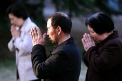 Persone assorte in preghiera
