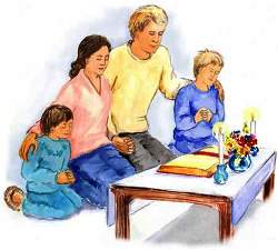 Famiglia in preghiera attorno ad un piccolo altare domestico