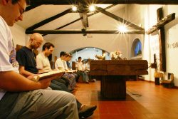Consacrati del Sermig pregano nella cappella dell'Arsenale della Pace di Torino