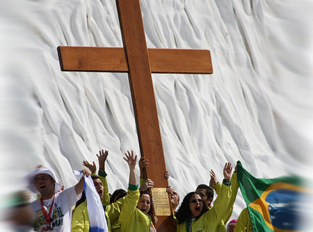 S.PAOLO: la croce della GMG con 100.000 giovani